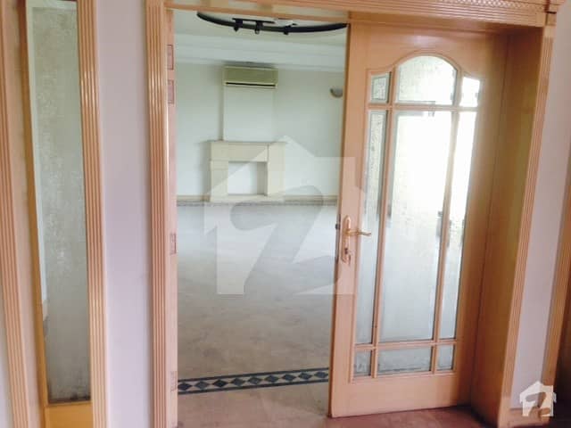 ڈی ایچ اے فیز 8 ڈیفنس (ڈی ایچ اے) لاہور میں 4 کمروں کا 10 مرلہ مکان 2 کروڑ میں برائے فروخت۔