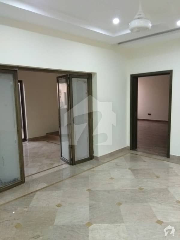 کینٹ لاہور میں 7 کمروں کا 2 کنال مکان 3 لاکھ میں کرایہ پر دستیاب ہے۔