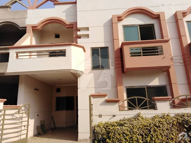 کلاسک ولاز کینال بینک روڈ ملتان میں 5 کمروں کا 6 مرلہ مکان 70 لاکھ میں برائے فروخت۔