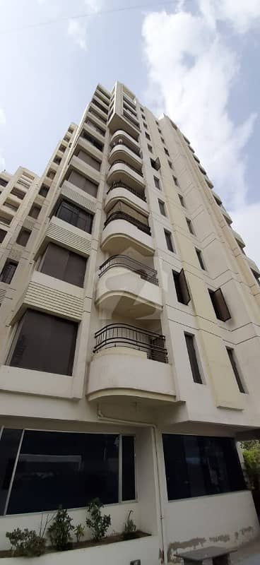 فریرے ٹاؤن کراچی میں 4 کمروں کا 11 مرلہ فلیٹ 1. 3 لاکھ میں کرایہ پر دستیاب ہے۔