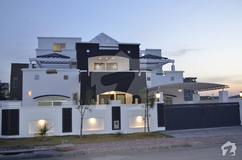 14 Kanal Corner House Available At Affordable Price