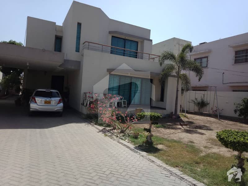 1000 Sq Yards Bungalow Available On Main Hafiz For Sale