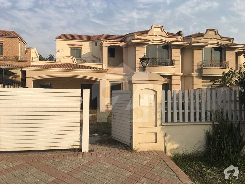 1 Kanal Facing Park 100ft Road House For Sale