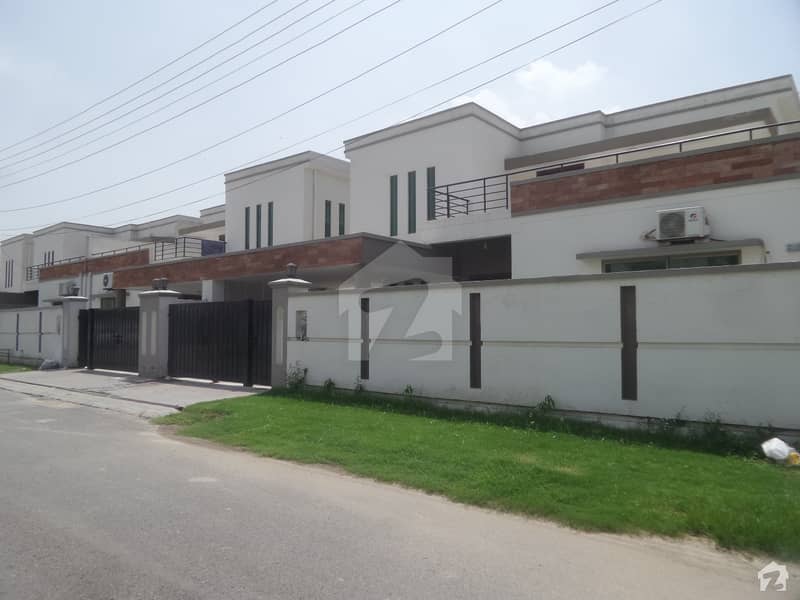 پی اے ایف فالکن کمپلیکس گلبرگ لاہور میں 4 کمروں کا 14 مرلہ مکان 3.9 کروڑ میں برائے فروخت۔