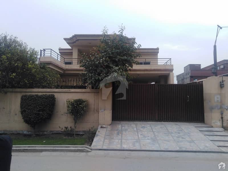Next To Park 1 Kanal House Is Available For Sale