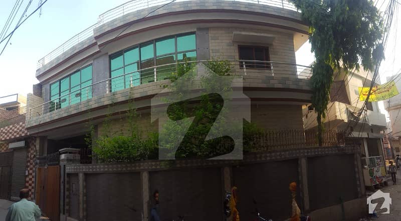 اعوان ٹاؤن لاہور میں 5 کمروں کا 10 مرلہ مکان 1.8 کروڑ میں برائے فروخت۔