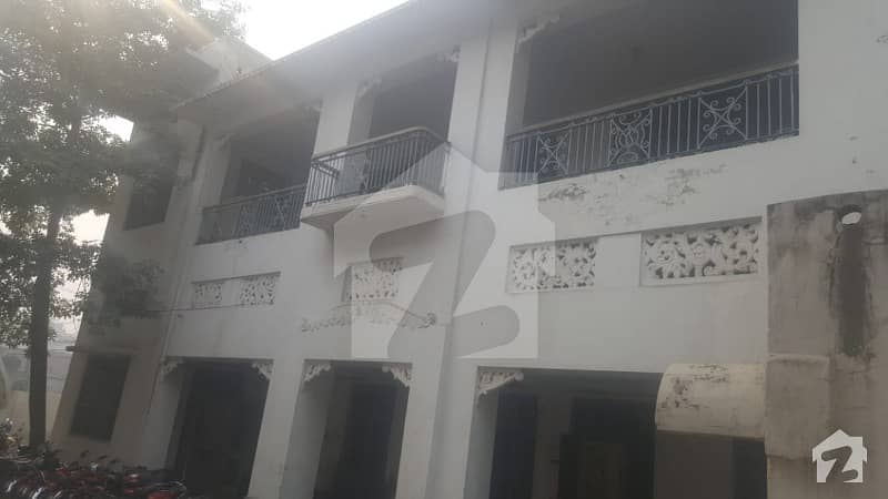 لارنس روڈ لاہور میں 11 کمروں کا 10. 5 کنال مکان 13 لاکھ میں کرایہ پر دستیاب ہے۔