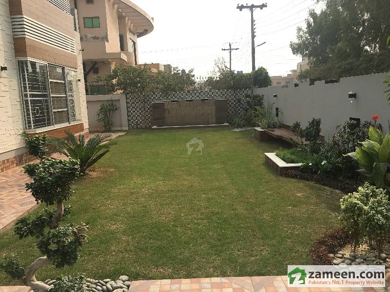 Facing Park 2 Kanal House For Sale