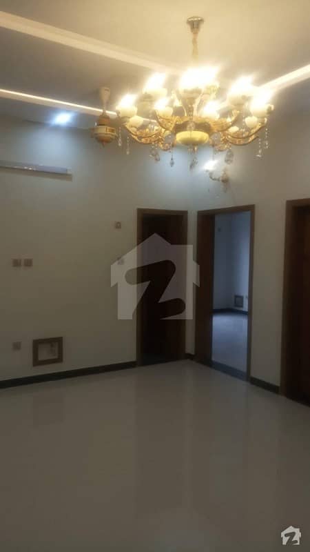 ایف ۔ 11 مرکز ایف ۔ 11 اسلام آباد میں 6 کمروں کا 10 مرلہ مکان 4.5 کروڑ میں برائے فروخت۔