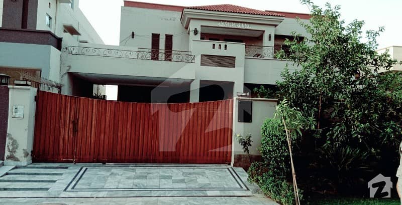 لیک سٹی رائیونڈ روڈ لاہور میں 5 کمروں کا 1 کنال مکان 3.6 کروڑ میں برائے فروخت۔