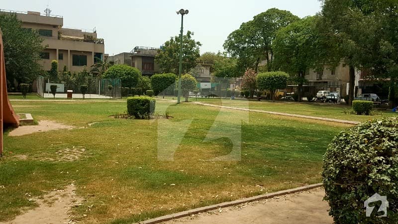ریواز گارڈن لاہور میں 7 کمروں کا 11 مرلہ مکان 3.5 کروڑ میں برائے فروخت۔