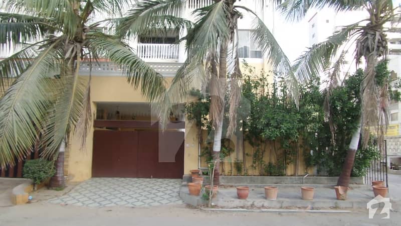 کلفٹن ۔ بلاک 2 کلفٹن کراچی میں 5 کمروں کا 12 مرلہ مکان 5 کروڑ میں برائے فروخت۔