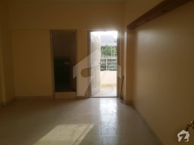 1800  SQ FIT 1ST FLOOR APARTMENT 3 BED DD WEST OPEN