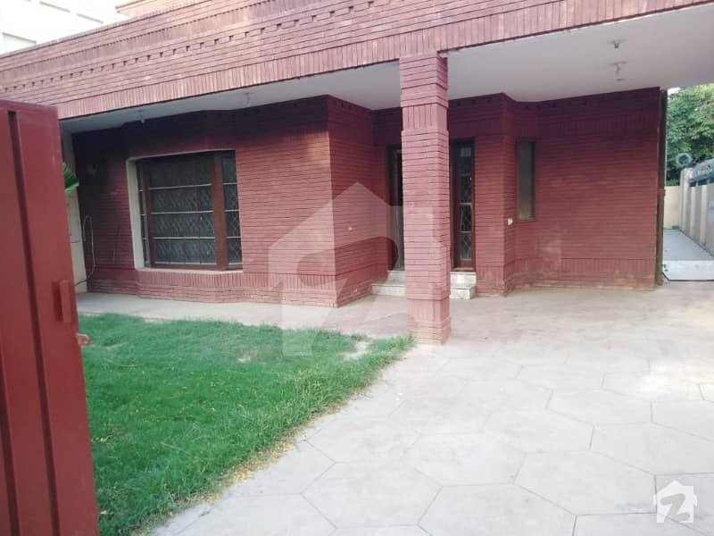 کیولری گراؤنڈ لاہور میں 4 کمروں کا 18 مرلہ مکان 1. 1 لاکھ میں کرایہ پر دستیاب ہے۔