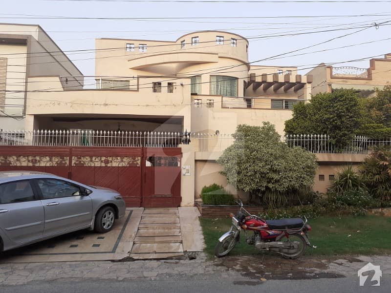 پنجاب گورنمنٹ ایمپلائیز سوسائٹی لاہور میں 6 کمروں کا 1 کنال مکان 3.5 کروڑ میں برائے فروخت۔