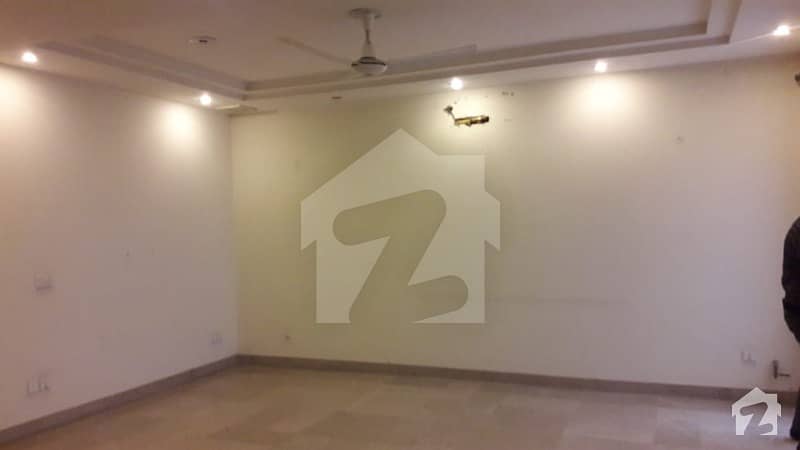 ڈی ایچ اے فیز 6 ڈیفنس (ڈی ایچ اے) لاہور میں 3 کمروں کا 1 کنال بالائی پورشن 40 ہزار میں کرایہ پر دستیاب ہے۔
