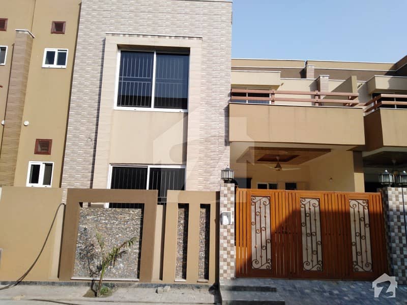 میاں ذولفقار علی شاہد روڈ فیصل آباد میں 3 کمروں کا 5 مرلہ مکان 90 لاکھ میں برائے فروخت۔