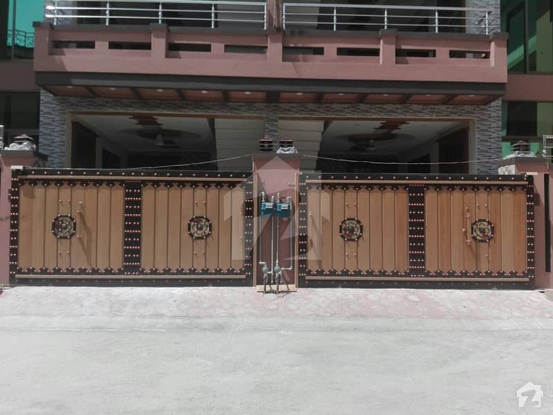 افشاں کالونی راولپنڈی میں 7 کمروں کا 12 مرلہ مکان 3. 3 کروڑ میں برائے فروخت۔