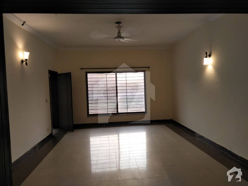 Fully Independent 11 Marla Upper Portion For Rent 2 Bed Drawing Dining Tv Lounge Servant Quarter Porch