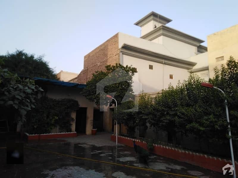 دربار مرشد آباد پشاور میں 3 کمروں کا 6 مرلہ مکان 23 ہزار میں کرایہ پر دستیاب ہے۔