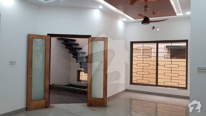 ڈی ایچ اے فیز 8 ڈیفنس (ڈی ایچ اے) لاہور میں 4 کمروں کا 10 مرلہ مکان 2. 3 کروڑ میں برائے فروخت۔