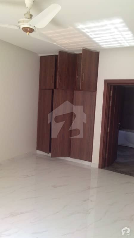 ماڈل سٹی ون کینال روڈ فیصل آباد میں 5 کمروں کا 10 مرلہ مکان 2. 6 کروڑ میں برائے فروخت۔