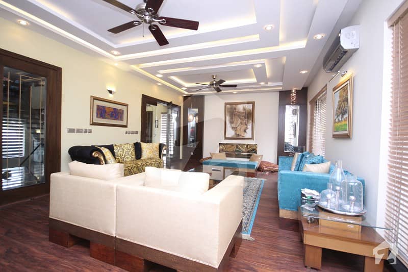 ڈی ایچ اے فیز 8 ڈیفنس (ڈی ایچ اے) لاہور میں 6 کمروں کا 1 کنال مکان 3. 35 کروڑ میں برائے فروخت۔