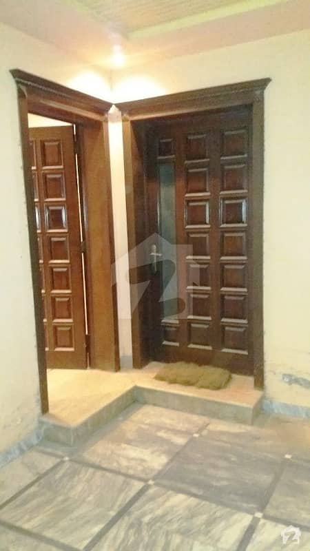 ڈی ایچ اے فیز 3 ڈیفنس (ڈی ایچ اے) لاہور میں 1 کمرے کا 5 مرلہ زیریں پورشن 32 ہزار میں کرایہ پر دستیاب ہے۔