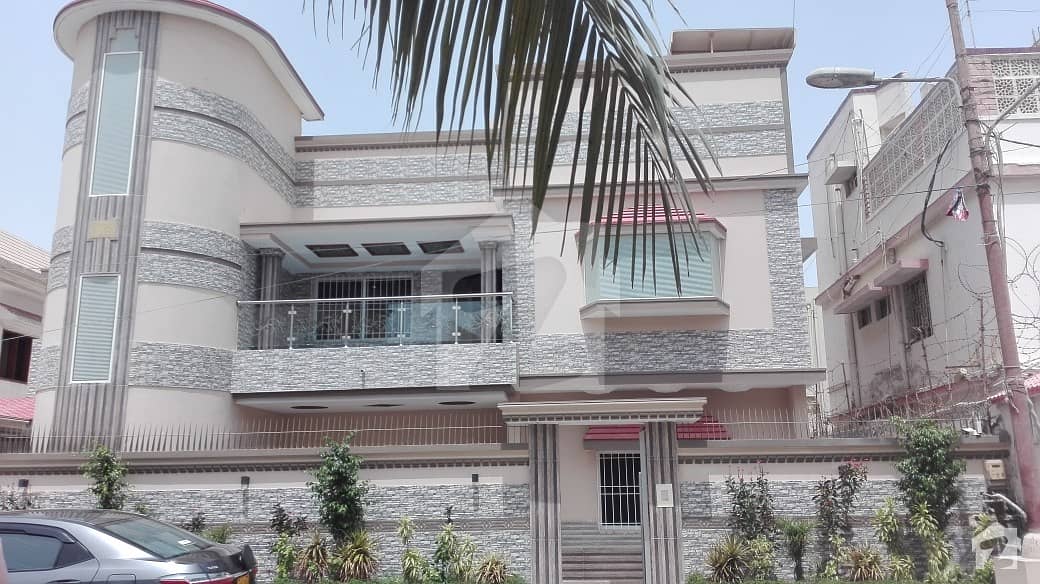 کلفٹن کراچی میں 5 کمروں کا 10 مرلہ مکان 7. 5 کروڑ میں برائے فروخت۔