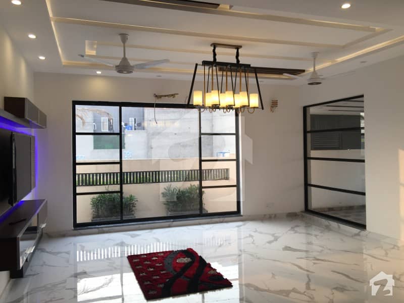 ماڈل ٹاؤن لاہور میں 8 کمروں کا 4 کنال مکان 25 کروڑ میں برائے فروخت۔