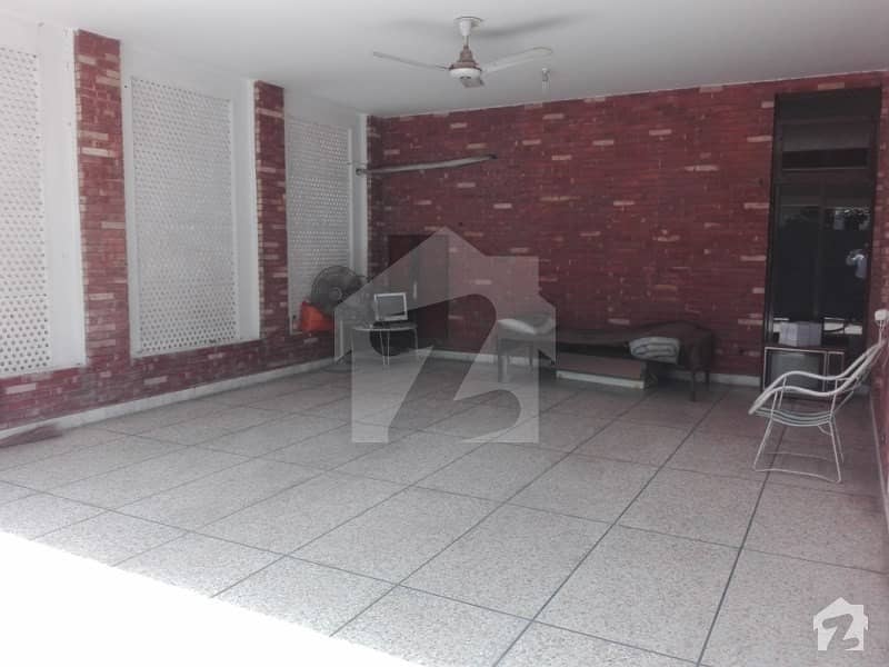 ماڈل ٹاؤن لاہور میں 5 کمروں کا 1 کنال مکان 5. 25 کروڑ میں برائے فروخت۔