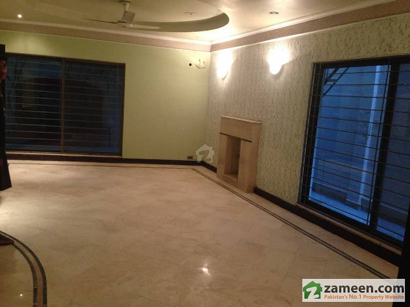 10 Marla Outclass Location House For Sale In Gulberg