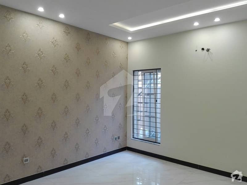 پی آئی اے ہاؤسنگ سکیم لاہور میں 7 کمروں کا 10 مرلہ مکان 2. 3 کروڑ میں برائے فروخت۔