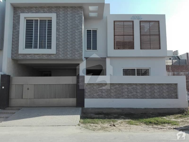 ایڈن ایگزیکیٹو ایڈن گارڈنز فیصل آباد میں 4 کمروں کا 7 مرلہ مکان 1. 4 کروڑ میں برائے فروخت۔