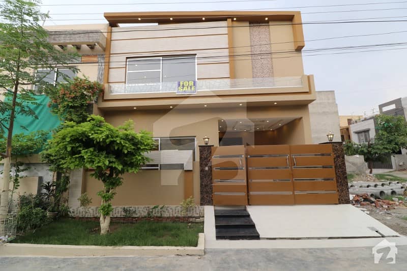 Near to Park  5 Marla Modern House For Sale At Super Location