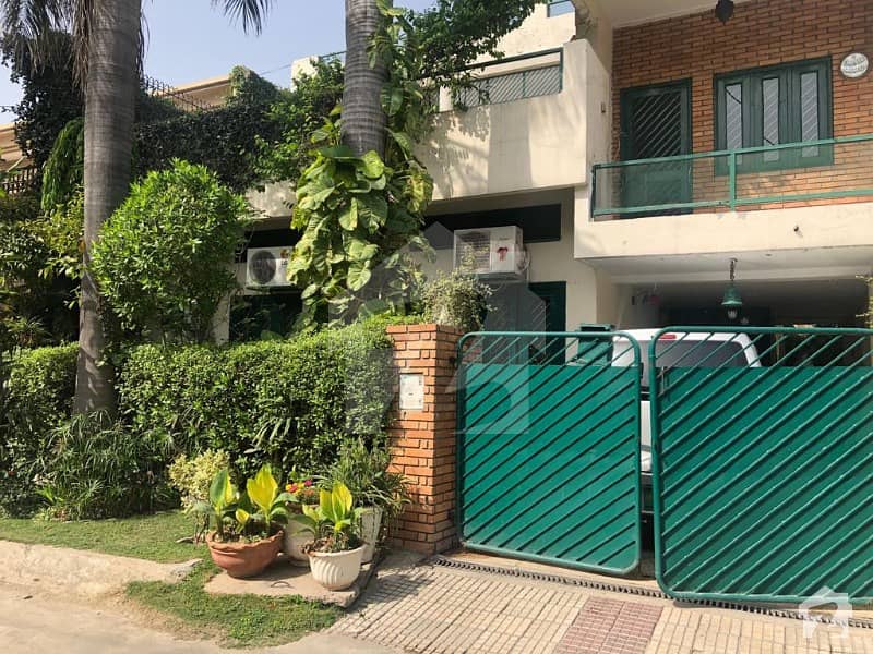 ماڈل ٹاؤن لاہور میں 5 کمروں کا 10 مرلہ مکان 2. 3 کروڑ میں برائے فروخت۔