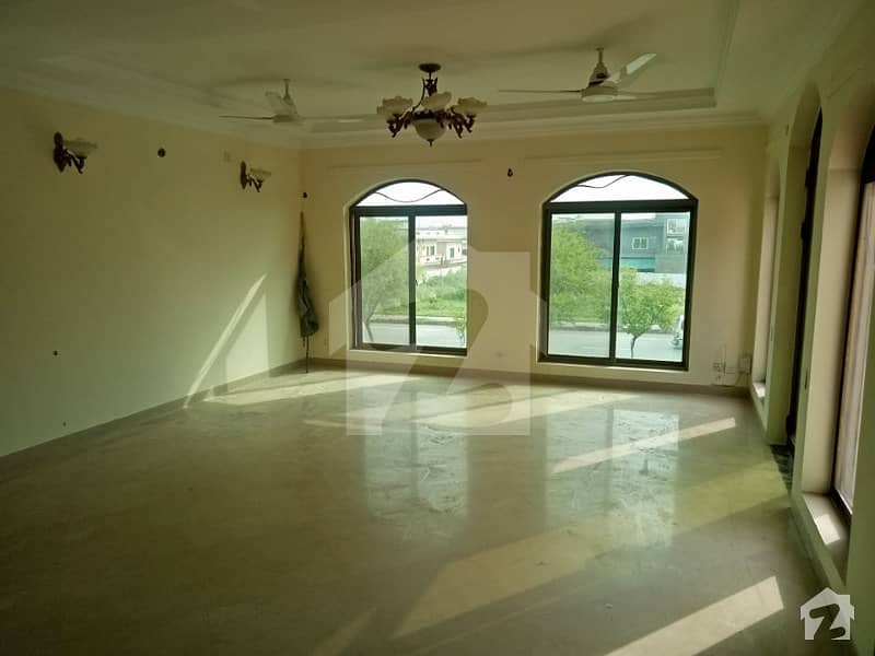 ایف ۔ 11 اسلام آباد میں 4 کمروں کا 13 مرلہ مکان 1. 6 لاکھ میں کرایہ پر دستیاب ہے۔