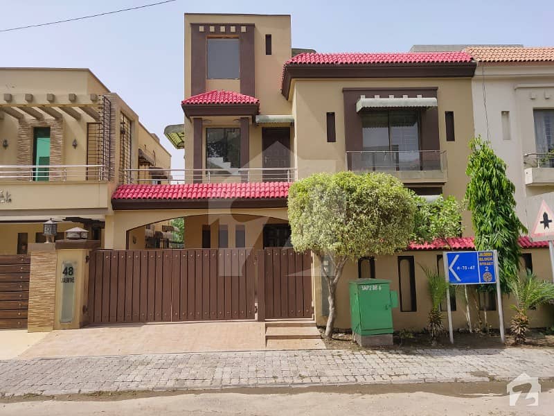 جیسمین مال بحریہ ٹاؤن لاہور میں 5 کمروں کا 10 مرلہ مکان 1.8 کروڑ میں برائے فروخت۔