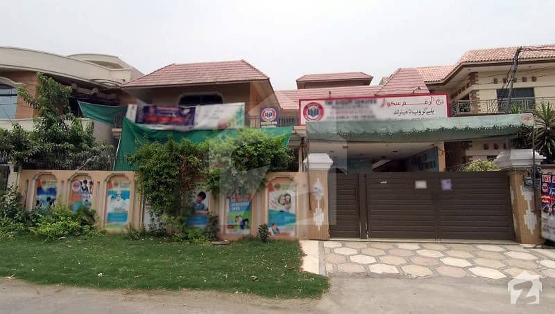 پی اے ایف آفیسرز کالونی کینٹ لاہور میں 5 کمروں کا 1 کنال مکان 4.5 کروڑ میں برائے فروخت۔