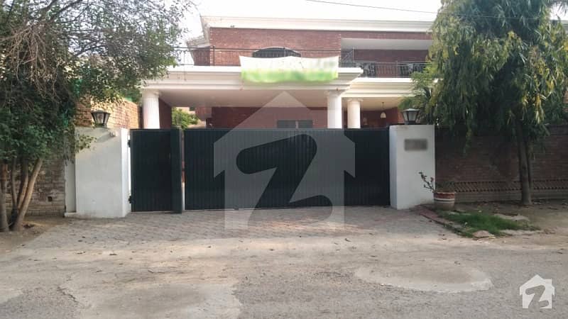 جوہر ٹاؤن لاہور میں 8 کمروں کا 2 کنال مکان 4.5 لاکھ میں کرایہ پر دستیاب ہے۔