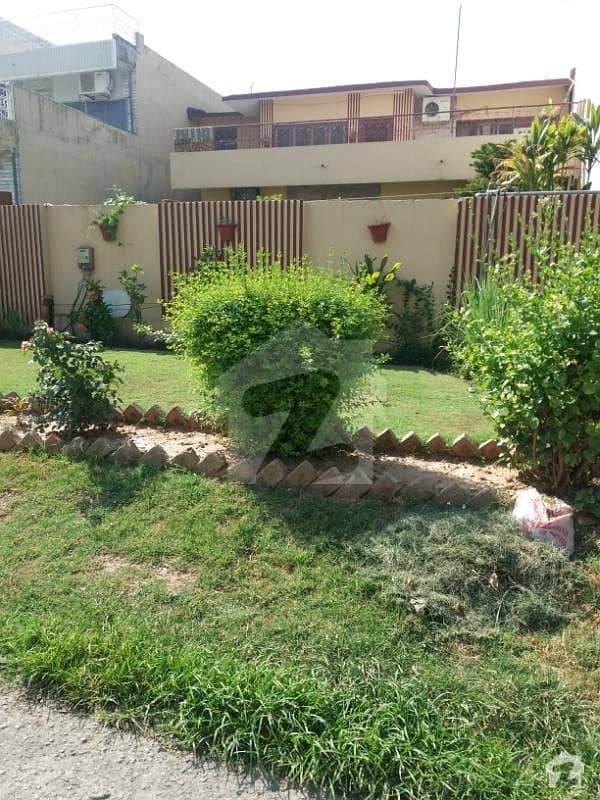 G8-2 35*80,nayyab location 70ft street house with lawn for urgent sale