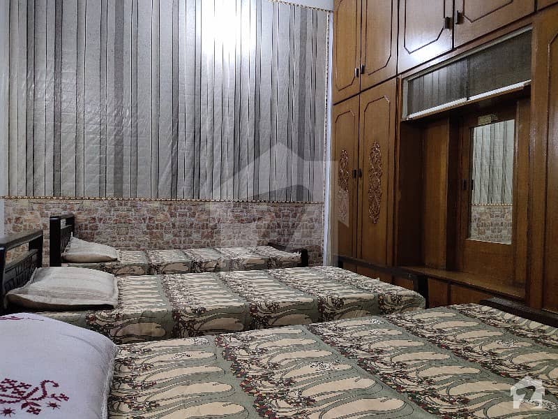 غالب مارکیٹ گلبرگ لاہور میں 11 کمروں کا 1 کنال کمرہ 10 ہزار میں کرایہ پر دستیاب ہے۔
