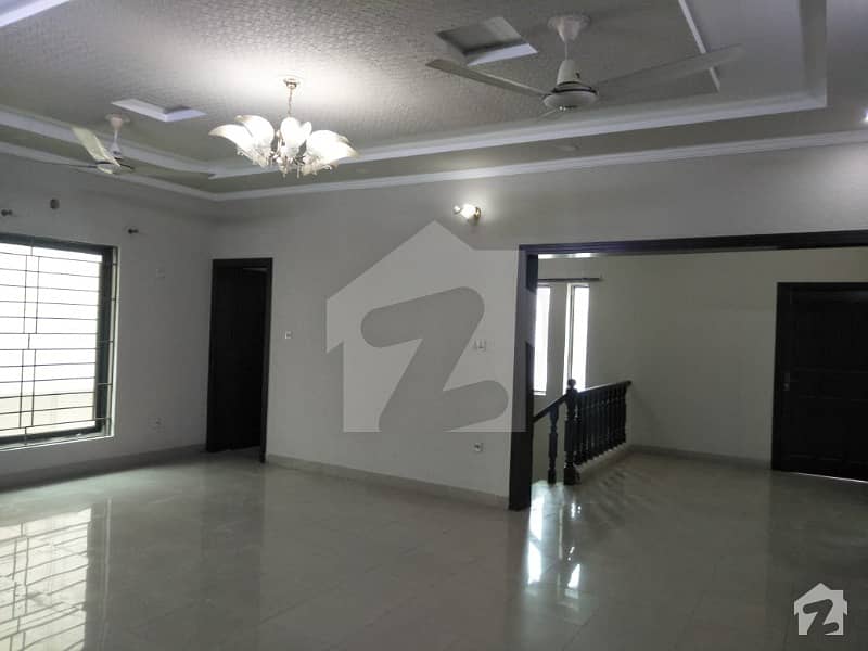 1 Kanal Beautiful Ideal Location House For Rent