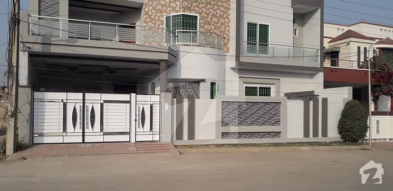 رزاق ولاز ہاؤسنگ سکیم ساہیوال میں 7 کمروں کا 11 مرلہ مکان 70 ہزار میں کرایہ پر دستیاب ہے۔