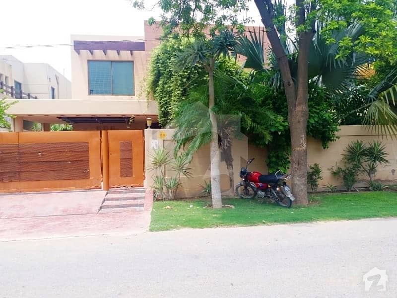 ڈی ایچ اے فیز 4 ڈیفنس (ڈی ایچ اے) لاہور میں 5 کمروں کا 1 کنال مکان 3. 95 کروڑ میں برائے فروخت۔