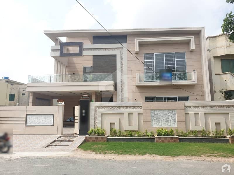 1 Kanal Ultra Modern House Very Hot Location Solid Construction