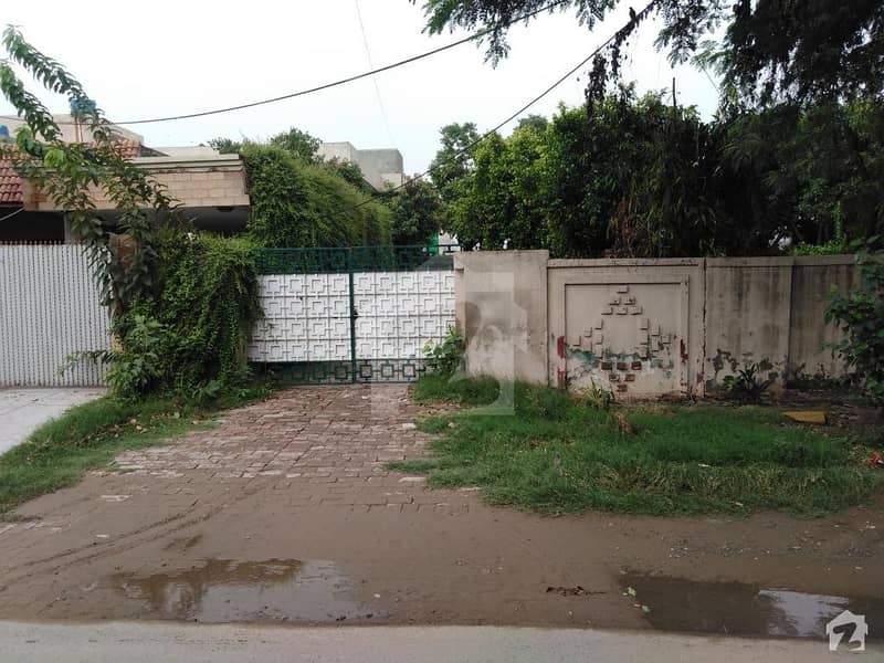 ماڈل ٹاؤن ۔ بلاک کے ماڈل ٹاؤن لاہور میں 2 کنال رہائشی پلاٹ 8 کروڑ میں برائے فروخت۔