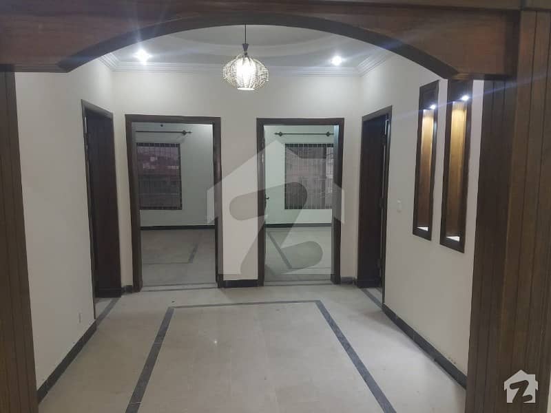 خیابانِ کشمیر جی ۔ 15 اسلام آباد میں 6 کمروں کا 12 مرلہ مکان 3. 4 کروڑ میں برائے فروخت۔