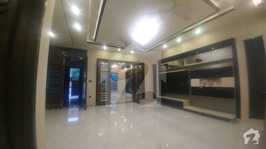 طارق گارڈنز ۔ بلاک بی طارق گارڈنز لاہور میں 5 کمروں کا 10 مرلہ مکان 2. 8 کروڑ میں برائے فروخت۔