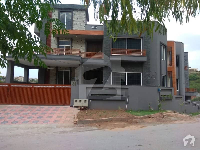 1 Kanal Corner House For Sale